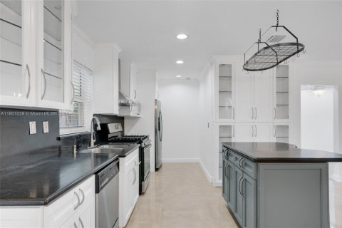 House in Miami, Florida 4 bedrooms, 157 sq.m. № 1952233 - photo 13