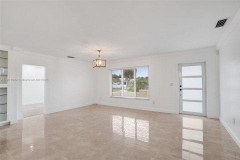 House in Miami, Florida 4 bedrooms, 157 sq.m. № 1952233 - photo 9