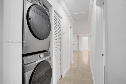 House in Miami, Florida 4 bedrooms, 157 sq.m. № 1952233 - photo 23