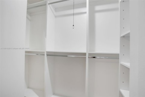 House in Miami, Florida 4 bedrooms, 157 sq.m. № 1952233 - photo 20