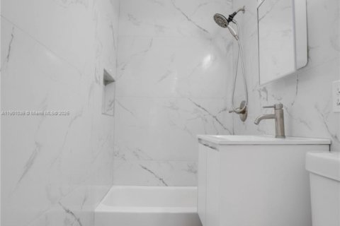 House in Miami, Florida 4 bedrooms, 157 sq.m. № 1952233 - photo 28