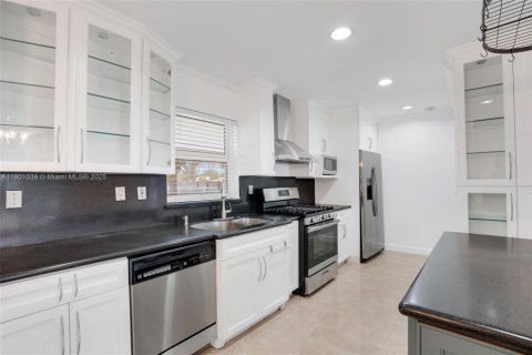 House in Miami, Florida 4 bedrooms, 157 sq.m. № 1952233 - photo 14