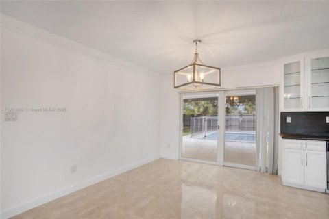 House in Miami, Florida 4 bedrooms, 157 sq.m. № 1952233 - photo 10