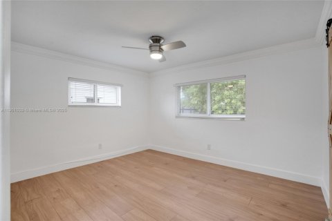 House in Miami, Florida 4 bedrooms, 157 sq.m. № 1952233 - photo 15