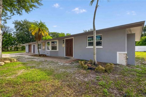 Commercial property in Sarasota, Florida 5 bedrooms, 216.83 sq.m. № 2259429 - photo 3