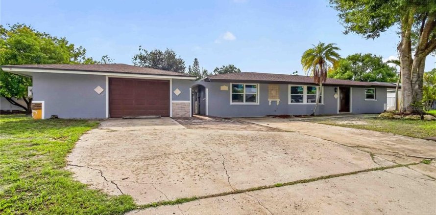 Commercial property in Sarasota, Florida 5 bedrooms, 216.83 sq.m. № 2259429