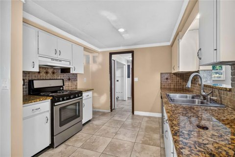 Commercial property in Sarasota, Florida 5 bedrooms, 216.83 sq.m. № 2259429 - photo 11