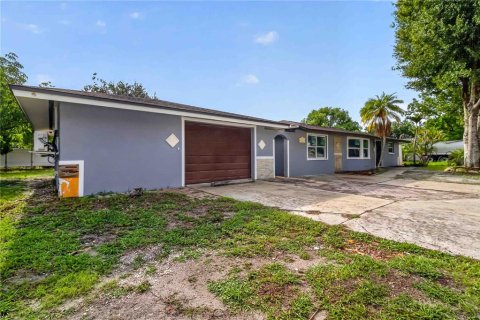Commercial property in Sarasota, Florida 5 bedrooms, 216.83 sq.m. № 2259429 - photo 2