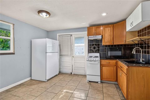 Commercial property in Sarasota, Florida 5 bedrooms, 216.83 sq.m. № 2259429 - photo 19