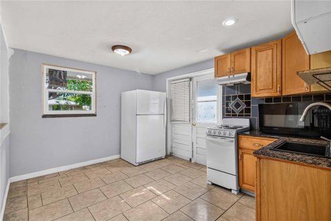 Commercial property in Sarasota, Florida 5 bedrooms, 216.83 sq.m. № 2259429 - photo 18