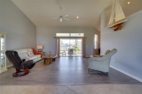 House in Apollo Beach, Florida 3 bedrooms, 231.7 sq.m. № 1652454 - photo 10
