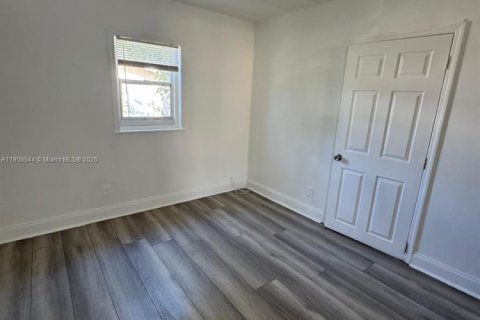 Снять в аренду виллу или дом в Форт-Лодердейл, Флорида 3 спальни, № 1964324 - фото 5