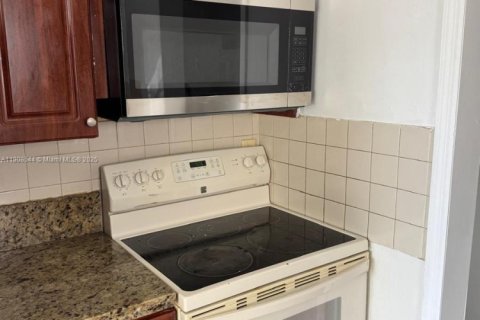 Снять в аренду виллу или дом в Форт-Лодердейл, Флорида 3 спальни, № 1964324 - фото 2