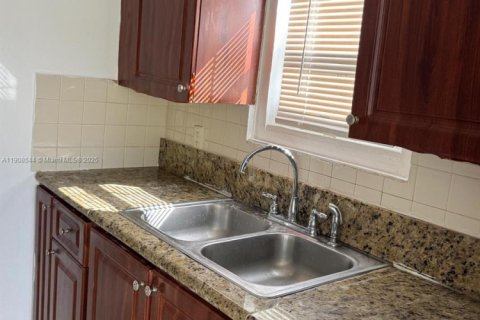 Снять в аренду виллу или дом в Форт-Лодердейл, Флорида 3 спальни, № 1964324 - фото 3