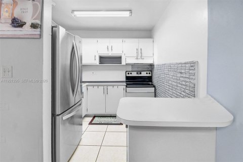 Condo in Sweetwater, Florida, 2 bedrooms  № 2061063 - photo 11