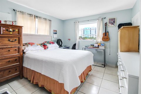 Condo in Sweetwater, Florida, 2 bedrooms  № 2061063 - photo 15