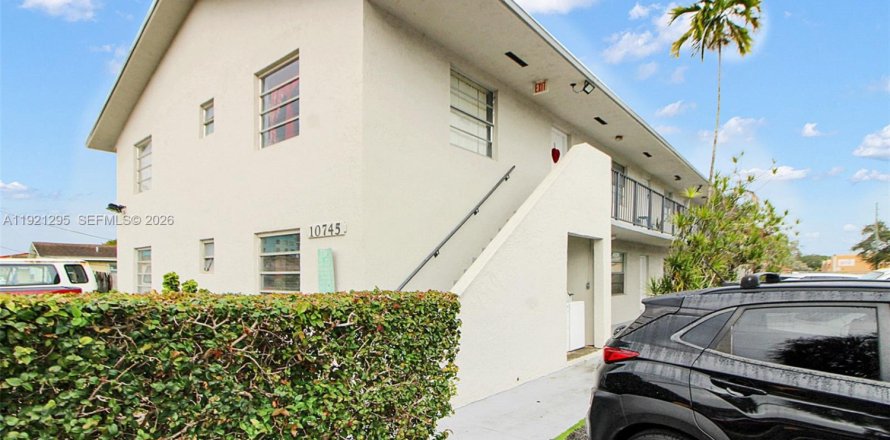 Condo in Sweetwater, Florida, 2 bedrooms  № 2061063