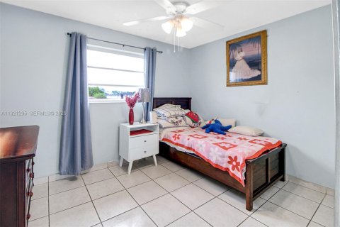 Condo in Sweetwater, Florida, 2 bedrooms  № 2061063 - photo 13