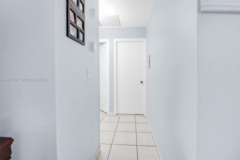 Condo in Sweetwater, Florida, 2 bedrooms  № 2061063 - photo 12