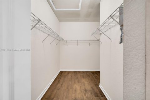 Adosado en venta en Hialeah, Florida, 3 dormitorios, 147.06 m2 № 1968536 - foto 21