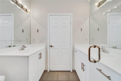 Adosado en venta en Hialeah, Florida, 3 dormitorios, 147.06 m2 № 1968536 - foto 22
