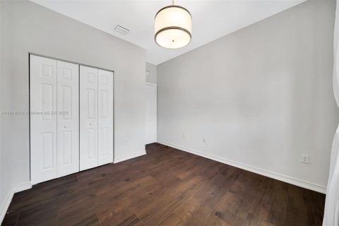 Adosado en venta en Hialeah, Florida, 3 dormitorios, 147.06 m2 № 1968536 - foto 11