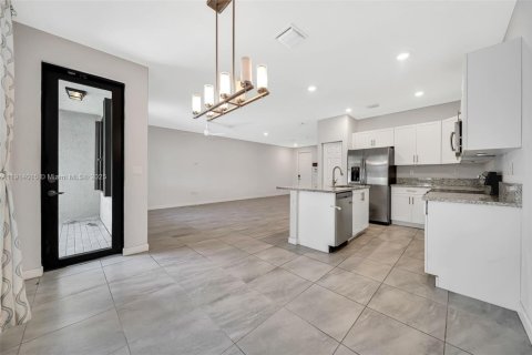 Adosado en venta en Hialeah, Florida, 3 dormitorios, 147.06 m2 № 1968536 - foto 9