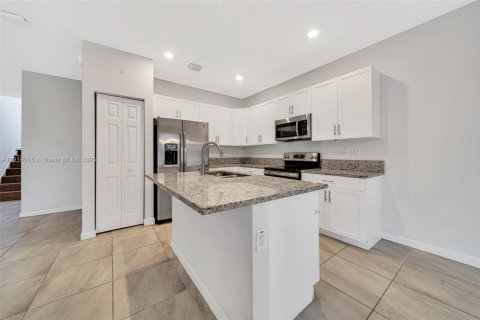 Adosado en venta en Hialeah, Florida, 3 dormitorios, 147.06 m2 № 1968536 - foto 7