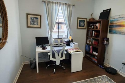 Adosado en venta en Hialeah, Florida, 3 dormitorios, 147.06 m2 № 1968536 - foto 12