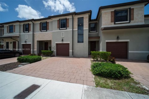 Adosado en venta en Hialeah, Florida, 3 dormitorios, 147.06 m2 № 1968536 - foto 1