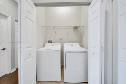 Adosado en venta en Hialeah, Florida, 3 dormitorios, 147.06 m2 № 1968536 - foto 15