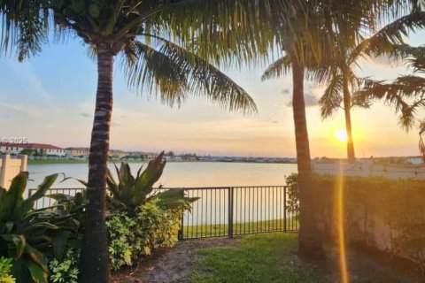 Adosado en venta en Hialeah, Florida, 3 dormitorios, 147.06 m2 № 1968536 - foto 23