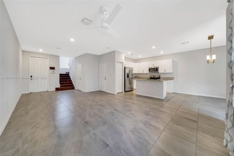Adosado en venta en Hialeah, Florida, 3 dormitorios, 147.06 m2 № 1968536 - foto 4