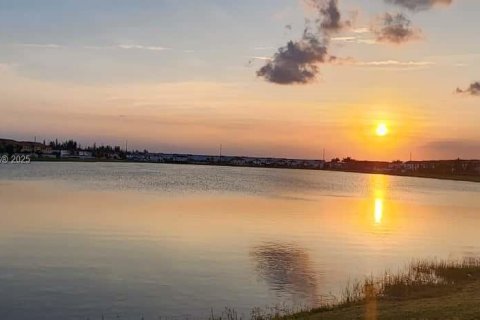 Adosado en venta en Hialeah, Florida, 3 dormitorios, 147.06 m2 № 1968536 - foto 24