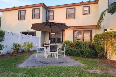 Adosado en venta en Hialeah, Florida, 3 dormitorios, 147.06 m2 № 1968536 - foto 25