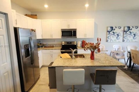 Adosado en venta en Hialeah, Florida, 3 dormitorios, 147.06 m2 № 1968536 - foto 8