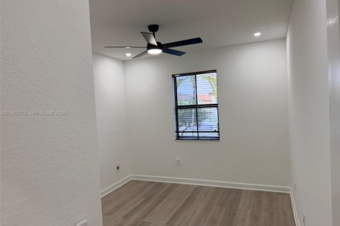 Adosado en venta en Hialeah, Florida, 3 dormitorios, 182.27 m2 № 2064216 - foto 9