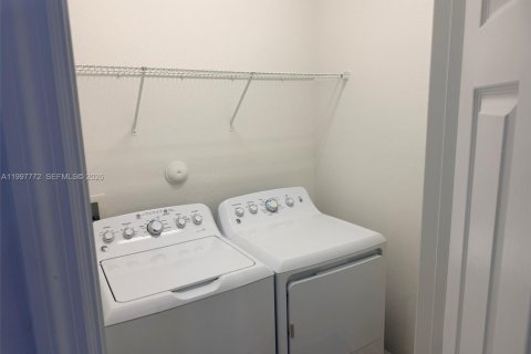 Adosado en venta en Hialeah, Florida, 3 dormitorios, 182.27 m2 № 2064216 - foto 7