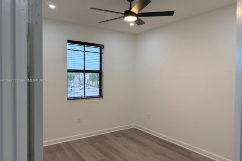 Adosado en venta en Hialeah, Florida, 3 dormitorios, 182.27 m2 № 2064216 - foto 11