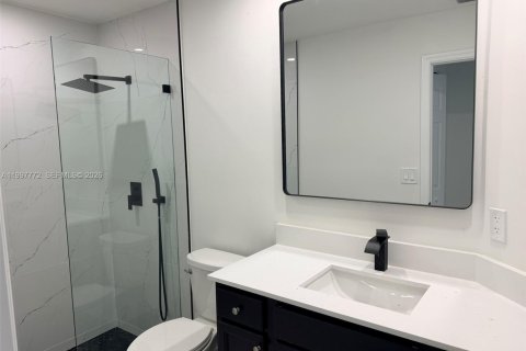 Adosado en venta en Hialeah, Florida, 3 dormitorios, 182.27 m2 № 2064216 - foto 5