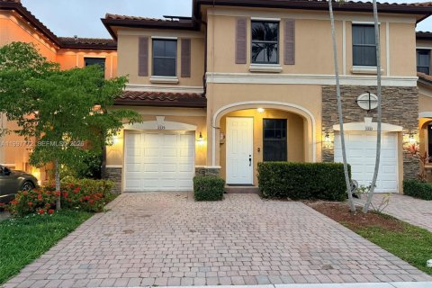 Adosado en venta en Hialeah, Florida, 3 dormitorios, 182.27 m2 № 2064216 - foto 17