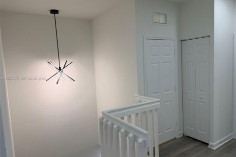 Adosado en venta en Hialeah, Florida, 3 dormitorios, 182.27 m2 № 2064216 - foto 6