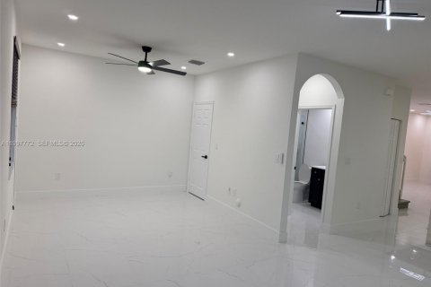 Adosado en venta en Hialeah, Florida, 3 dormitorios, 182.27 m2 № 2064216 - foto 4