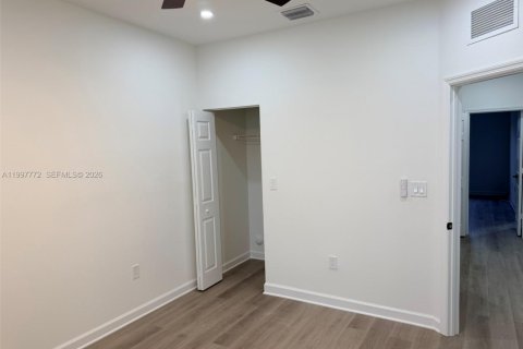 Adosado en venta en Hialeah, Florida, 3 dormitorios, 182.27 m2 № 2064216 - foto 12