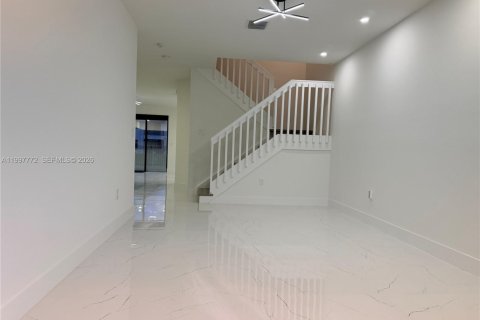 Adosado en venta en Hialeah, Florida, 3 dormitorios, 182.27 m2 № 2064216 - foto 2