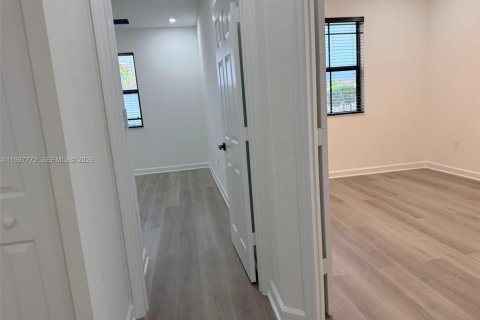 Adosado en venta en Hialeah, Florida, 3 dormitorios, 182.27 m2 № 2064216 - foto 8