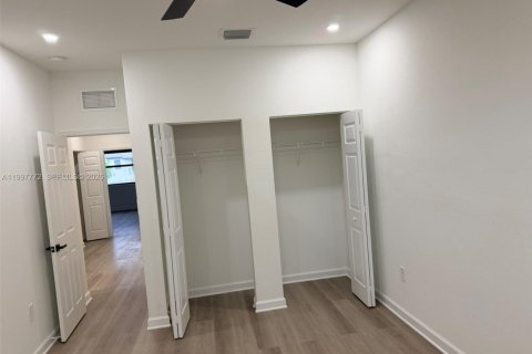 Adosado en venta en Hialeah, Florida, 3 dormitorios, 182.27 m2 № 2064216 - foto 10