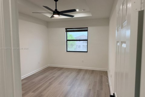 Adosado en venta en Hialeah, Florida, 3 dormitorios, 182.27 m2 № 2064216 - foto 13