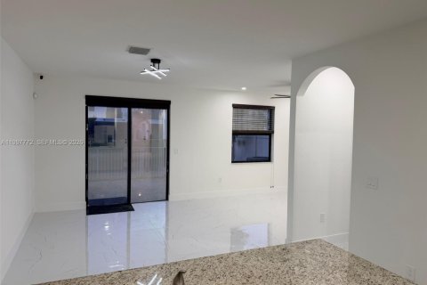 Adosado en venta en Hialeah, Florida, 3 dormitorios, 182.27 m2 № 2064216 - foto 3