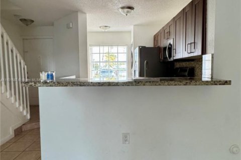 Снять в аренду таунхаус в Майами, Флорида 2 спальни, 88.26м2, № 1975314 - фото 4